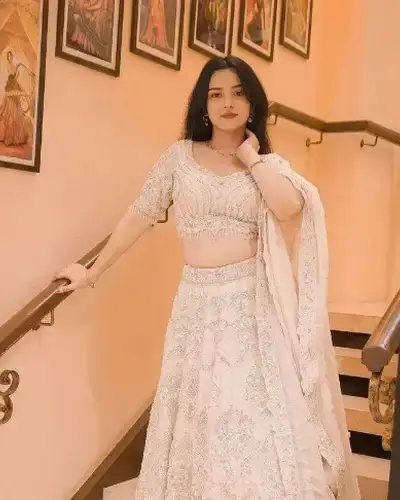 Escort Etmadpur